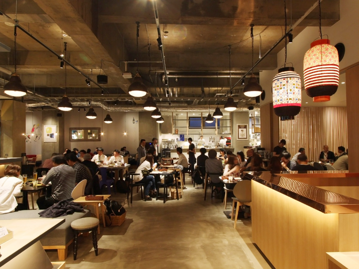 奈良市観光センター「ナラニクル」内 カフェ＆レストランのカフェ エトランジェ・ナラッド